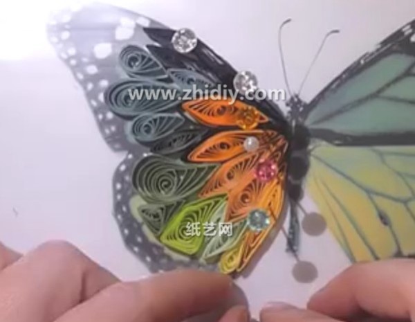 Tutorial on how to make three-dimensional paper butterflies