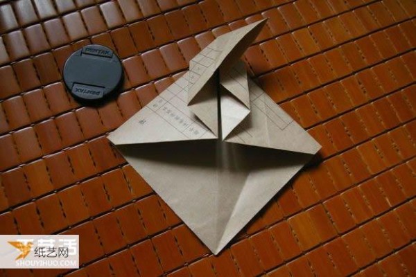 Illustrated tutorial for folding the massive Mabona Rhino using some simple origami