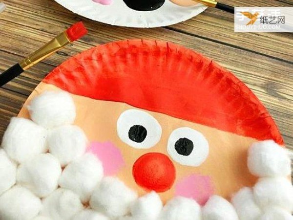 Illustration of how children use paper plates to make super cute Santa Claus by hand