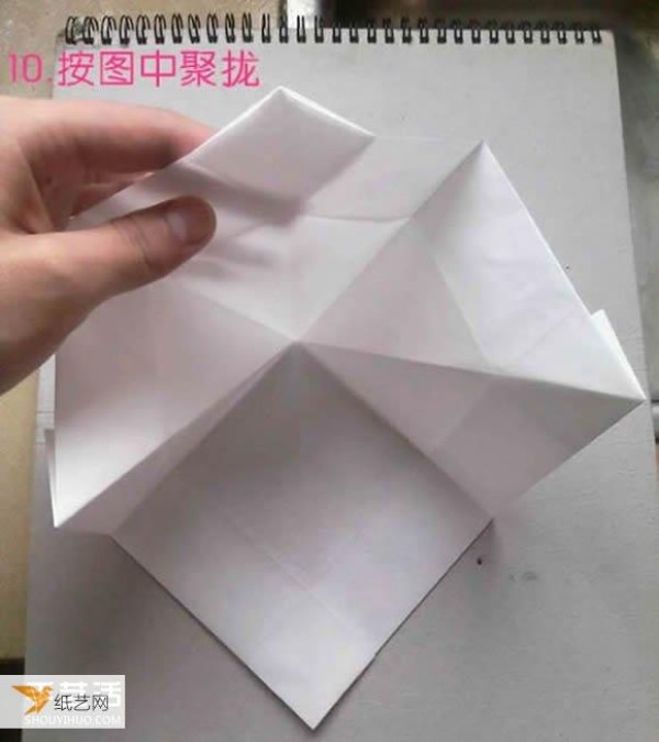 Detailed illustrated steps of using origami to fold a three-dimensional egret