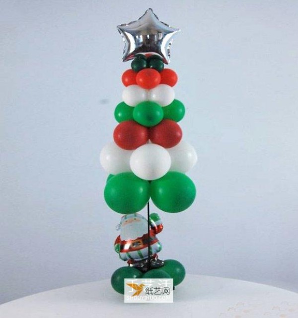 Illustration of how to make your own Christmas tree using balloons