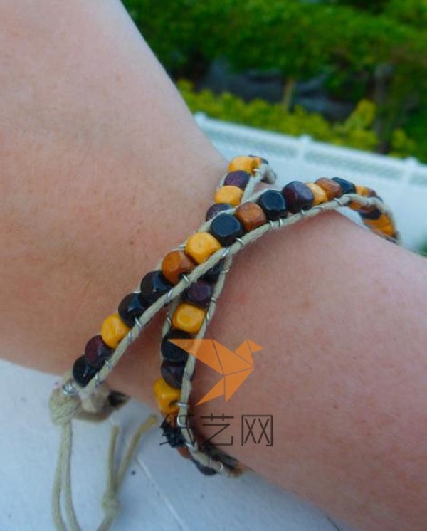 Tutorial on how to make a hand-woven double-strand beaded bracelet