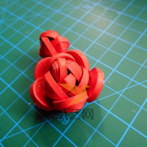 Tutorial on making beautiful quilled paper roses for Christmas gift packaging and decorative flowers