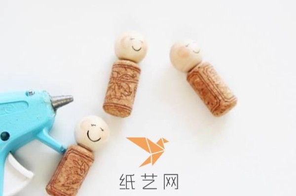 Red wine corks turn waste into treasure to make cute little angel Christmas tree decorations for Christmas