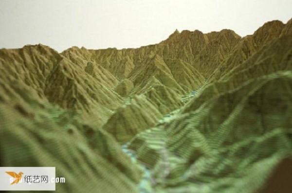 Make a paper model of Mount Fuji by hand according to the contours layer by layer.