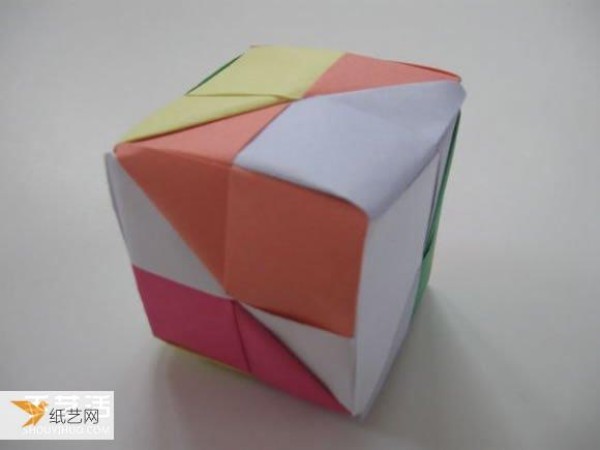 Illustrated tutorial on how to fold three-dimensional and beautiful cubes completely by hand