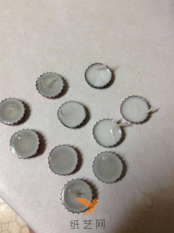 Turn waste bottle caps into treasures and make small candles to create a romantic atmosphere on Valentine’s Day