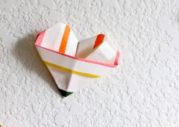 Origami method tutorial for simple origami hearts to decorate the wall