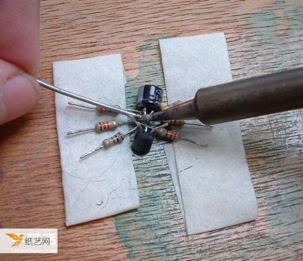 Use circuit board electronic components to turn waste into treasure to hand-make personalized little spiders