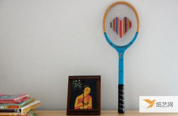 Use old badminton rackets to transform into beautiful heart-shaped decorations