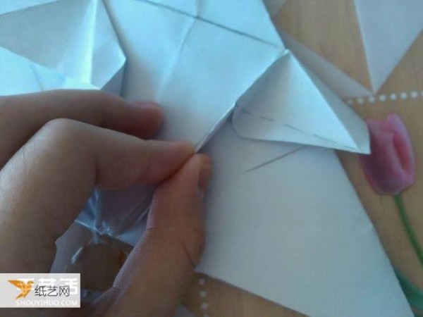 Step-by-step illustration of how to use origami to fold a cute grand piano