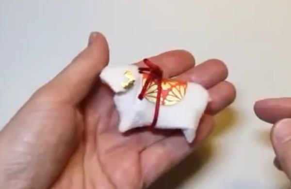 Tutorial on how to make a simple three-dimensional origami sheep