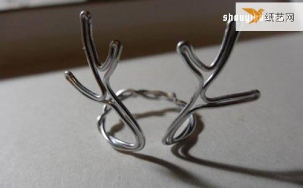 Illustrated tutorial on how to make an antler-shaped aluminum wire ring