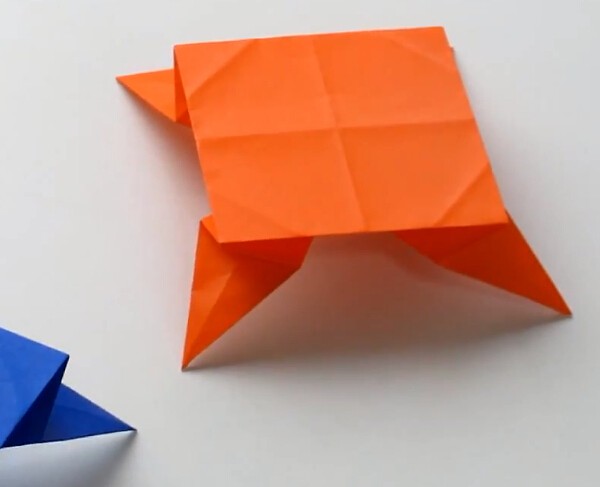 Video tutorial on how to fold an origami table for children