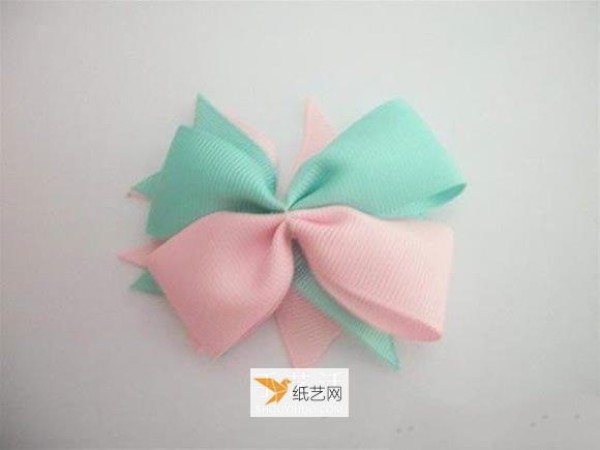 Illustration of making your own personalized childrens bow hair accessories