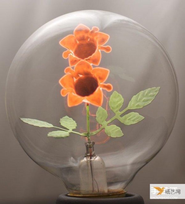 Turn on electricity to make flowers bloom! Use antique light bulbs to create beautiful luminous art