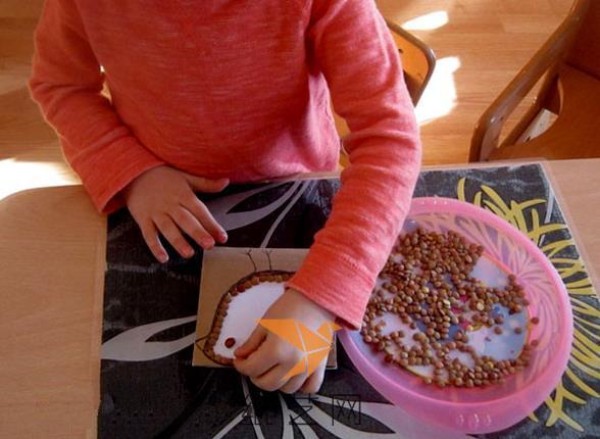 Tutorial on how to make Mother’s Day gifts using children’s handmade pasting paintings