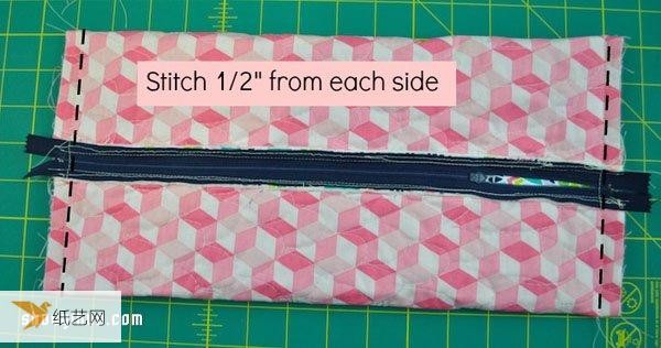 Tutorial on how to make a patchwork-style zipper bag that can be used as a cosmetic bag, pencil case or tool bag