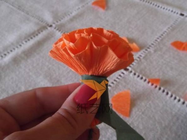 Tutorial on how to make beautiful crepe paper artificial flowers, paper art flowers, artificial carnations and Mother’s Day gifts.