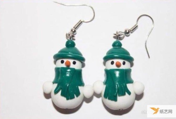 Illustrated step-by-step tutorial on how to make a personalized clay snowman pendant