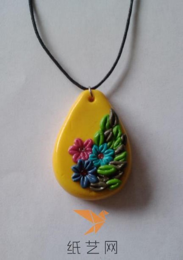 Tutorial on how to make a beautiful ultra-light clay flower necklace for New Year’s gift