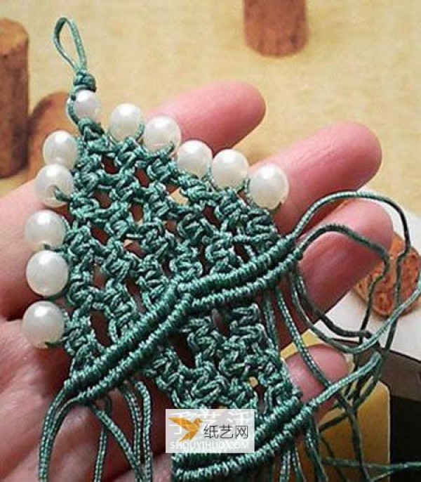 Illustration of the hand-knitting method of small Christmas tree pendants