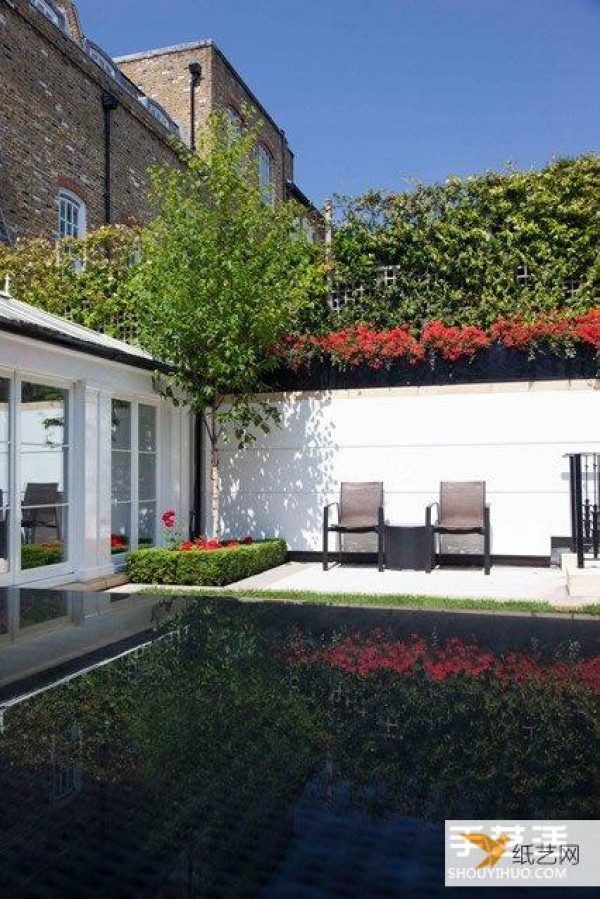 I also hope to have a balcony like this. An urban oasis privately owned by an interior designer.