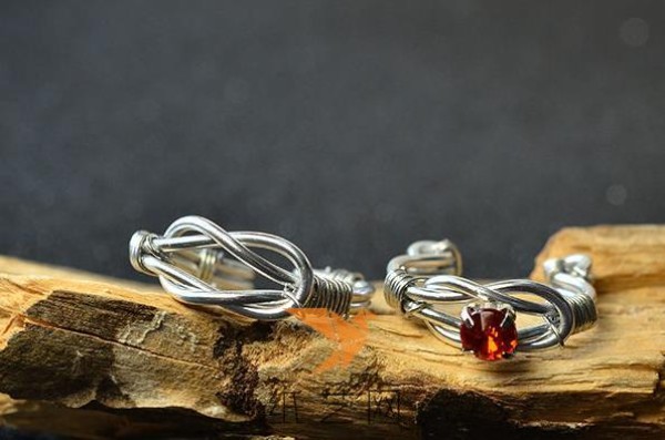 A very simple hand-knitted wire-wrapped pair of rings for Valentine’s Day gift