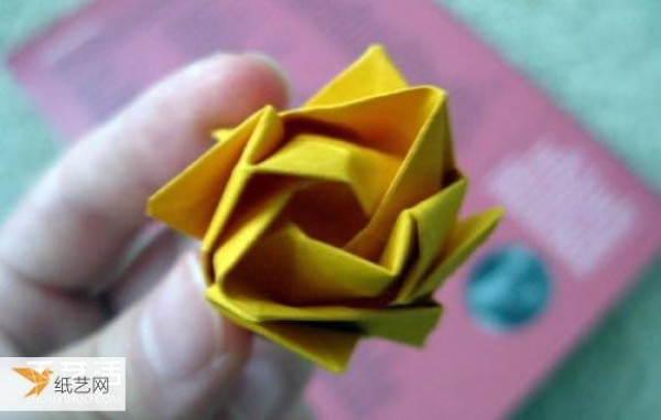 Illustrations of the folding methods of several particularly complex paper roses