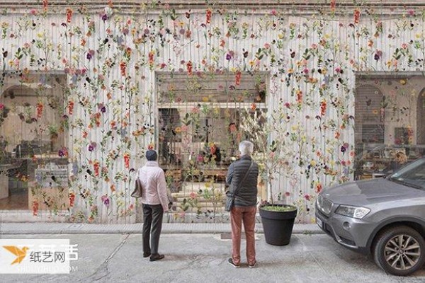 Milan designer woven 2,000 flowers into a curtain to decorate the exterior wall