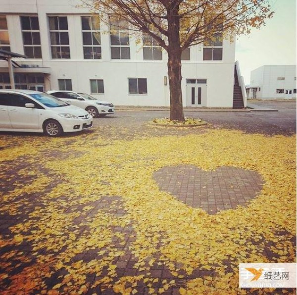 Sweeping the floor can also become very poetic, with more romantic autumn leaves!