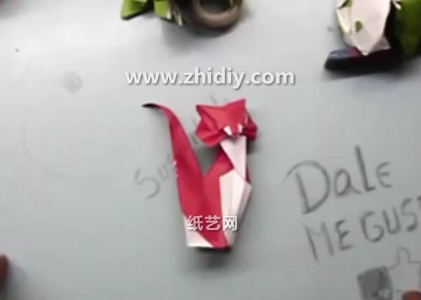 Tutorial on how to make a three-dimensional handmade origami cat