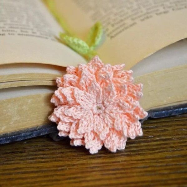 A slightly crocheted bookmark, a heart-warming gift in winter!