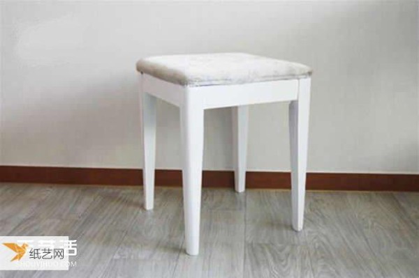 Paint the dressing table, chairs and stools to make them more perfect