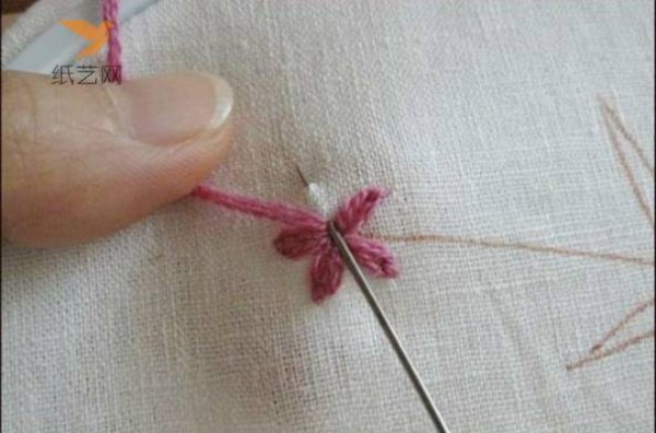 Embroidery tutorial teaches you how to make simple embroidery flowers