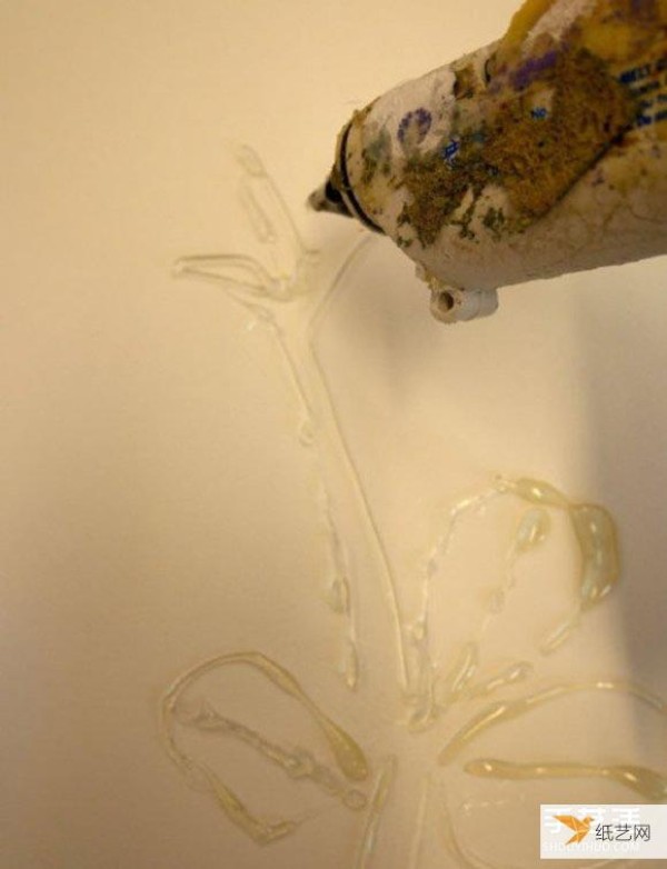 Tutorial on how to use a hot melt glue gun to draw flowers and birds that is both three-dimensional and beautiful.