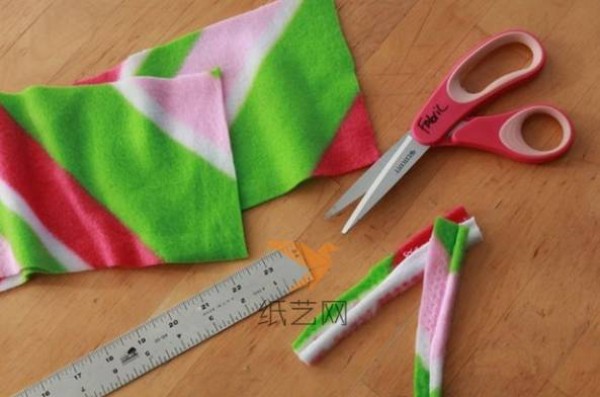 Simple DIY tutorial for making a scarf from woolen cloth