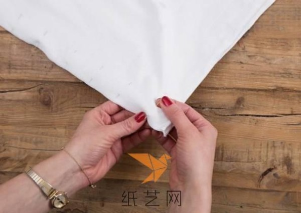 Tutorial on transforming old T-shirts into eco-friendly shopping bags