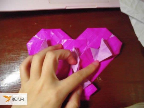 Very creative step-by-step illustration of Dielianhua heart origami