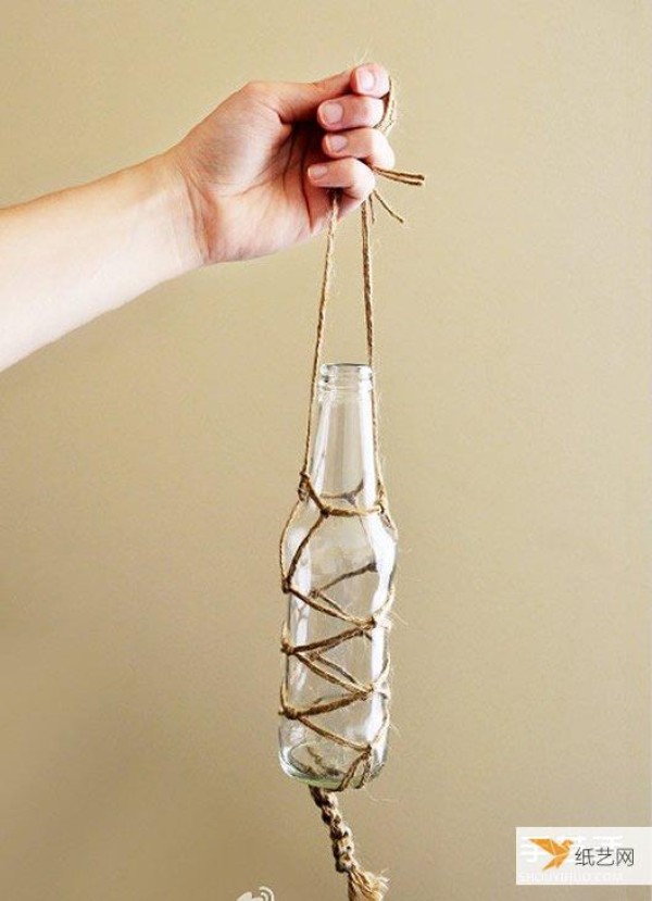 How to make a personalized hanging vase using hemp rope and glass bottles