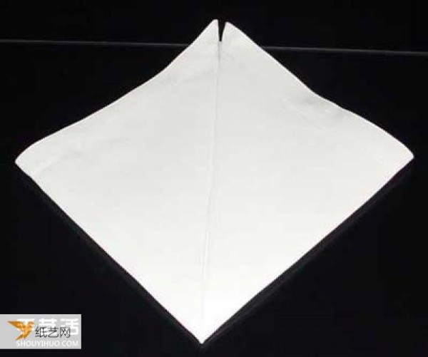 Illustrated tutorial for folding a napkin to create a simple and beautiful benefit crown