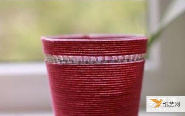 Tutorial on how to transform plastic cups with yarn wrapped around them