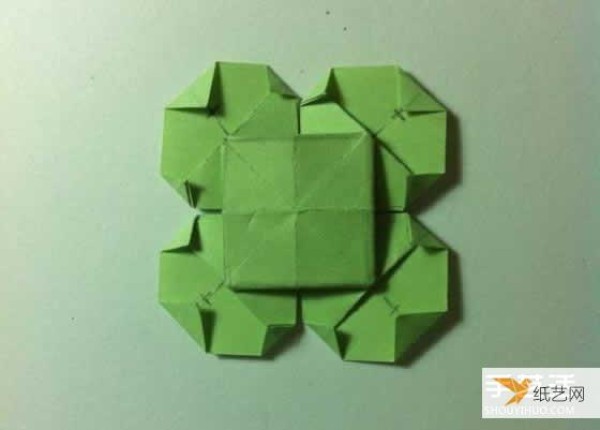 Illustration of how to fold a very creative four-leaf clover using a piece of paper