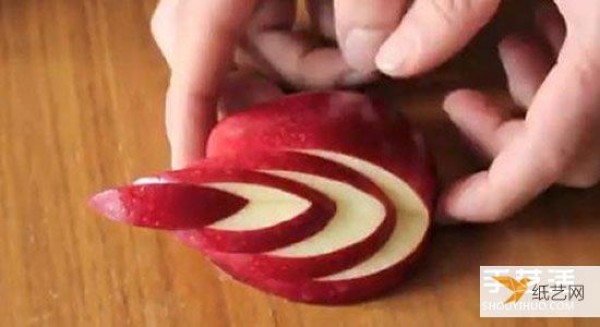 Cut apples into swans. Step-by-step illustrated tutorial on how to make apple swans.