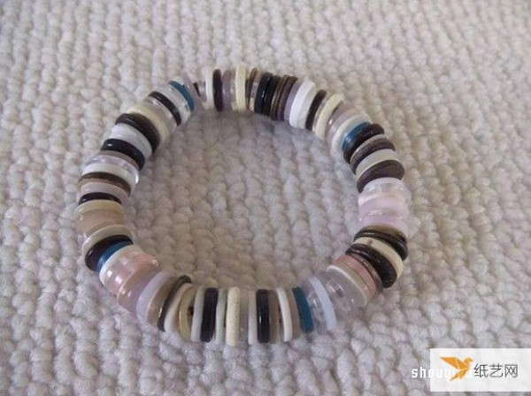 Use buttons to make personalized bracelets and necklaces that children like