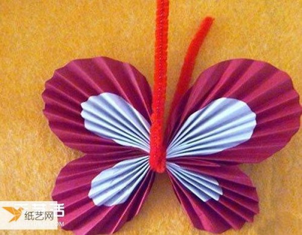 Steps for kindergarten children to make simple butterflies