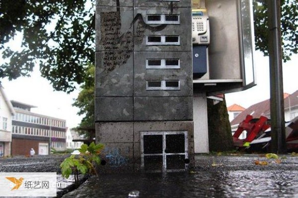 Turn cement piers and electrical boxes into houses, and beautify the surrounding environment with mini architectural graffiti