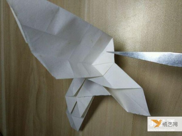 Illustration of the steps to make an origami heart with wings that can fly