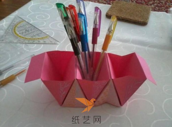 Tutorial on making an insertable origami pen holder