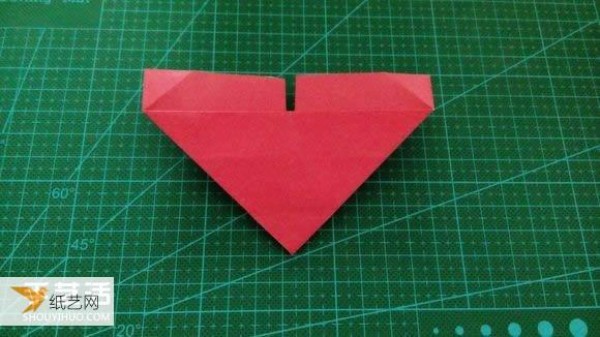 Hand-folded Valentines Day LOVE heart-shaped origami illustration tutorial